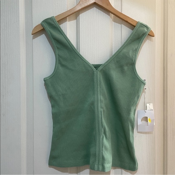 nwt Dailu Practice by Anthropologie Simone V-Neck Tank Top Moss Green Medium - Picture 1 of 6